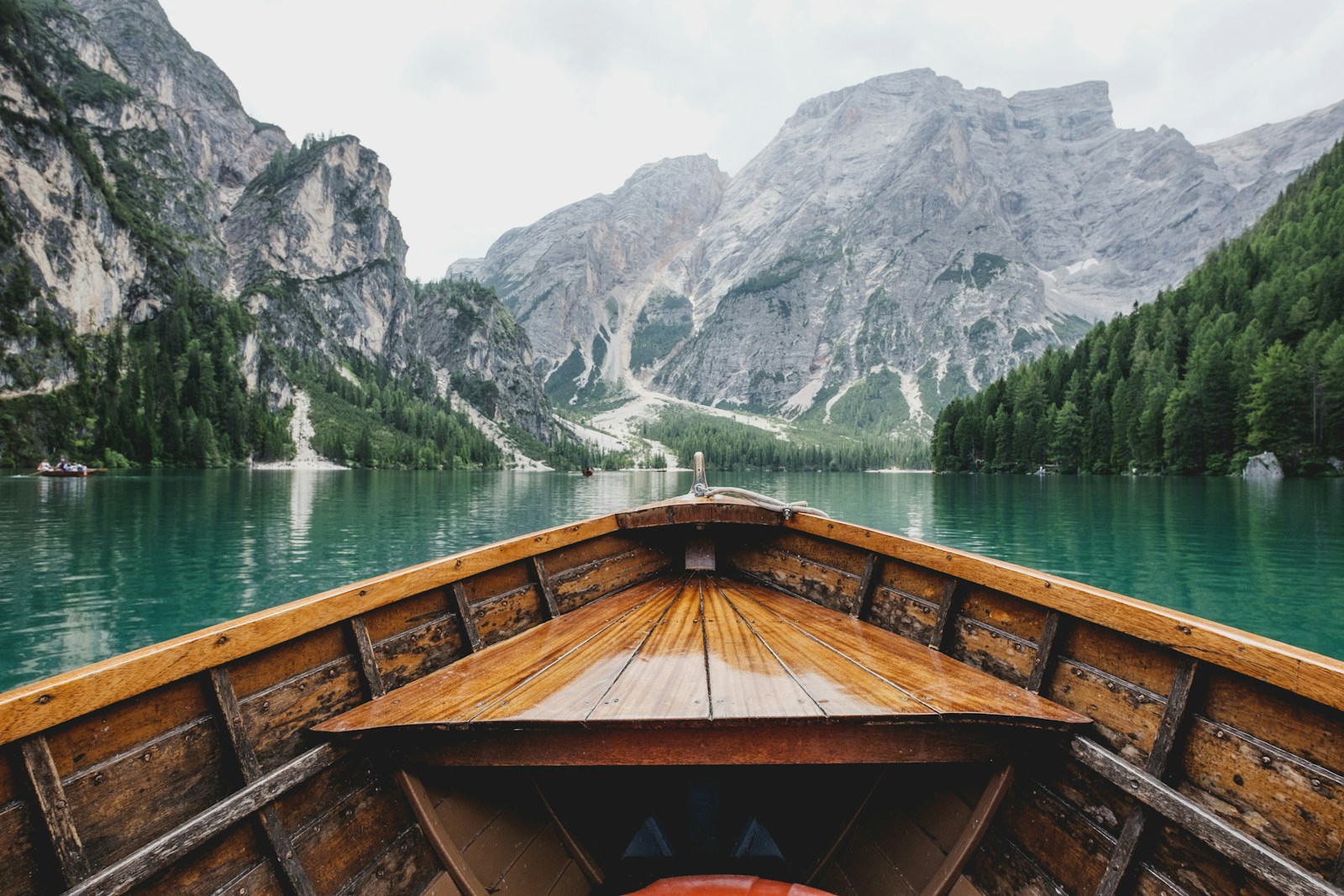 Lakeside scenery for a slower escape